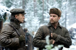 Tuvia Bielski (Daniel Craig) mit seinem Bruder Zus Bielski (Liev Schreiber) - Unbeugsam - Defiance