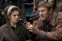 Lilka Ticktin (Alexa Davalos) und Tuvia Bielski (Daniel Craig) - Unbeugsam - Defiance