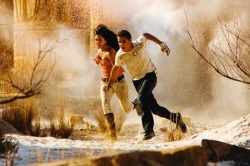 Mikaela Banes (Megan Fox) und Sam Witwicky (Shia LaBeouf) unter Feuer - Transformers - Die Rache