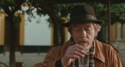 Der Mann mit der Gitarre (John Hurt) (Bildmaterial  2010 Universum) - Limits of Control