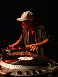 Packshot - Turntable-Legende DJ Qbert scratcht in DJ Hero 2