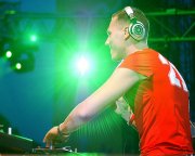 DJ Tiësto an den Plattentellern von DJ Hero 2!