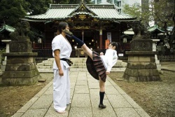 Ausbildung: Sensei Yoshiaki Matsumura (Tatsuya Naka) und Schlerin Kei Tsuchiya (Rina Takeda) - High Kick Girl!