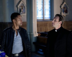 John Hebron (Cuba Gooding Jr.) und Father Porter (Christian Slater) - Sacrifice