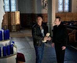 John Hebron (Cuba Gooding Jr.) und Father Porter (Christian Slater) - Sacrifice