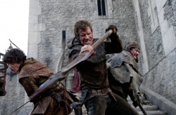Guy the Squire (Aneurin Barnard) und Gil Becket (Jason Flemyng) bei der Verteidigung der Burg - Ironclad - Bis zum letzten Krieger