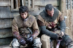 Guy the Squire (Aneurin Barnard) und Marshal (James Purefoy) nach dem Kampf - Ironclad - Bis zum letzten Krieger