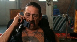 Caesar (Danny Trejo) (Bildmaterial:  Senator) - Poolboy - Drowning Out the Fury