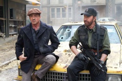 Barney Ross (Sylvester Stallone) und Booker (Chuck Norris) - © 20th Century Fox - The Expendables 2