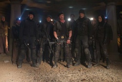 Gruppenbild mit Lee Christmas (Jason Statham), Toll Road (Randy Couture), Barney Ross (Sylvester Stallone), Gunnar Jensen (Dolph Lundgren), Maggie (Nan Yu) - © 20th Century Fox - The Expendables 2