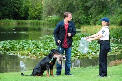 Paul - Wotan Wilke Mhring - mit Rottweiler Fred (Bild, © NFP/Warner Bros. 2012, Foto Jrgen Olczyk) - Mann tut was Mann kann