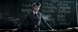 Renate (Julia Dietze) im Klassenzimmer - Iron Sky