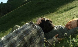 das verlobte Pärchen Nica (Hani Furstenberg) und Alex (Gael Garcia Bernal) genießen die Ruhe und Natur des einsamen Kaukasus-Gebirges (photo Inti Briones) - The Loneliest Planet