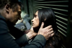 Bryan Mills (Liam Neeson) und Lenore (Famke Janssen) - 96 Hours - Taken 2