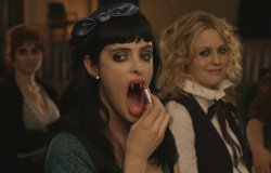 ja, rote Lippen soll man kssen, auch wenn die Zhne hier wohl das herausragende Merkmal sind ... Stacy & Goody ( Krysten Ritter, Alicia Silverstone) - Vamps - Dating mit Biss