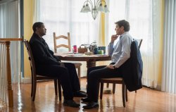 McCall (Denzel Washington) im Gesprch mit Dave York (Pedro Pascal) - The Equalizer 2