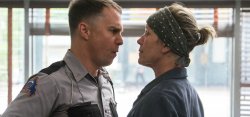 Officer Dixon (Sam Rockwell) und Mildred Hayes (Frances McDormand) geraten aneinander - Three Billboards Outside Ebbing, Missouri