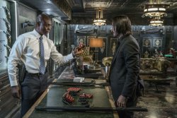 Endspiel im Continental. Tatkrftige Untersttzung von Charon (Lance Reddick) fr John Wick (Keanu Reeves) <small>(Bildmaterial: © 2018 Concorde Filmverleih GmbH)</small> - John Wick 3